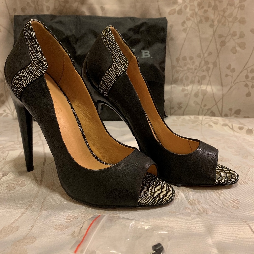 NWT  L.A.M.B. Pumps